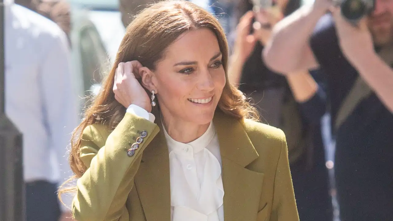 Kate Middleton arrasa con traje de Victoria Beckham y la camisa de chorreras que puedes encontrar en Massimo Dutti por menos de lo que imaginas