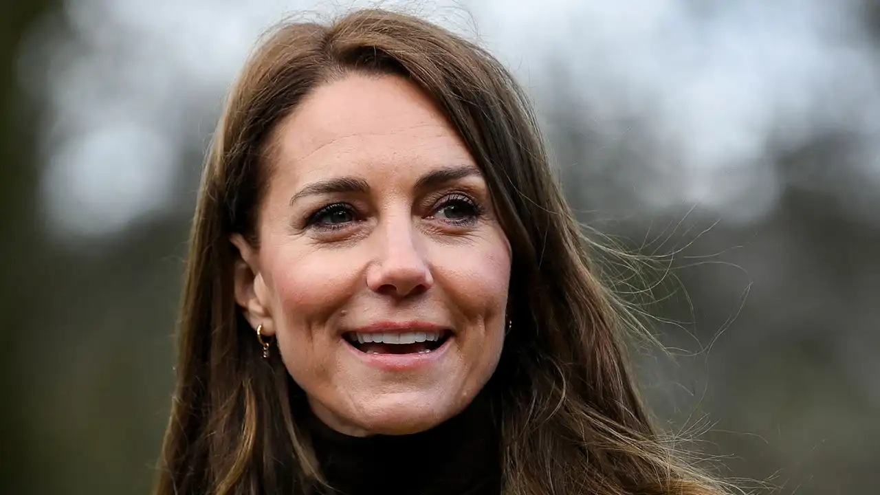 Kate Middleton con gesto sonriente