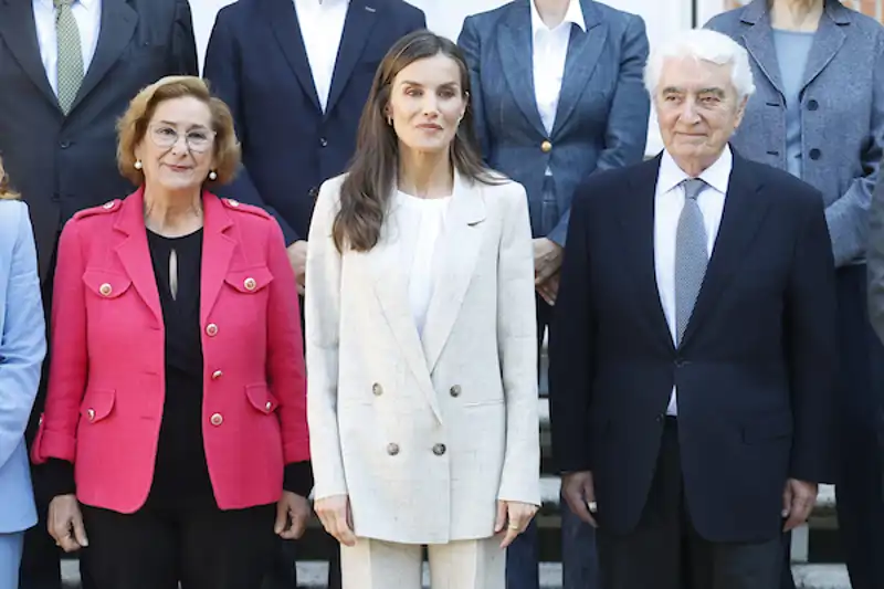 La reina Letizia con traje de lino en el palacio de la Zarzuela