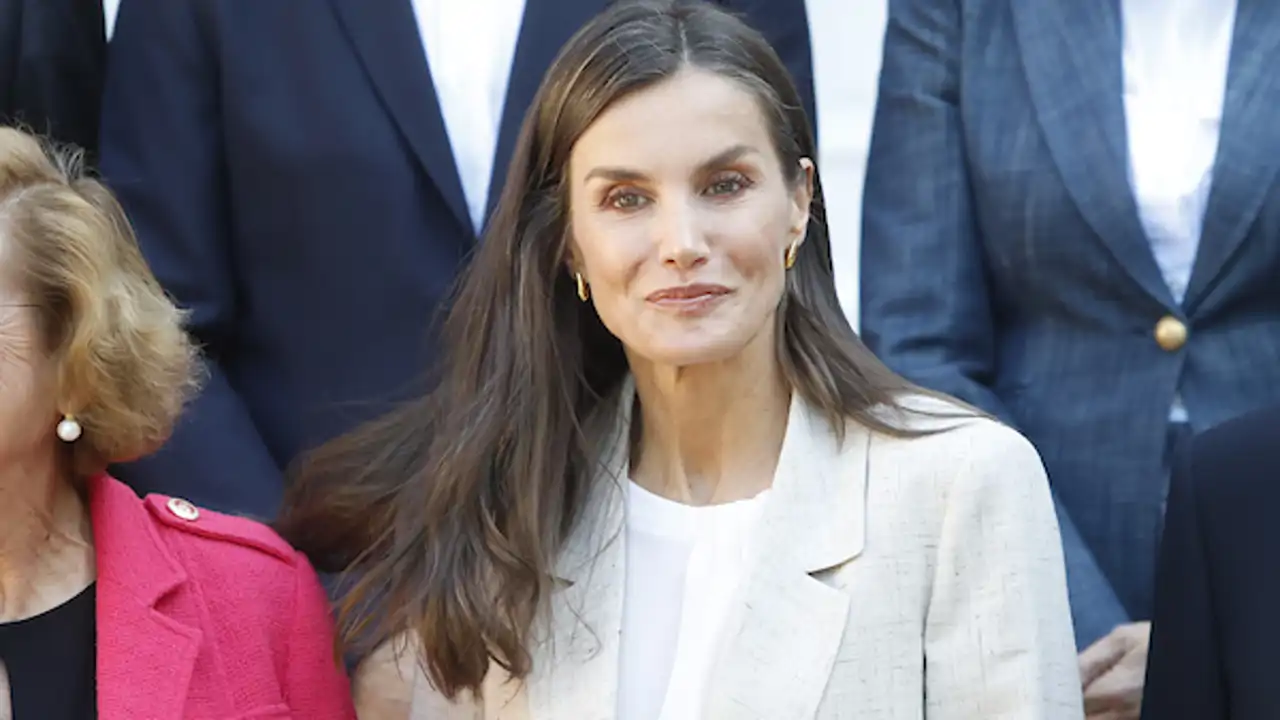 La reina Letizia con traje dos piezas en crudo