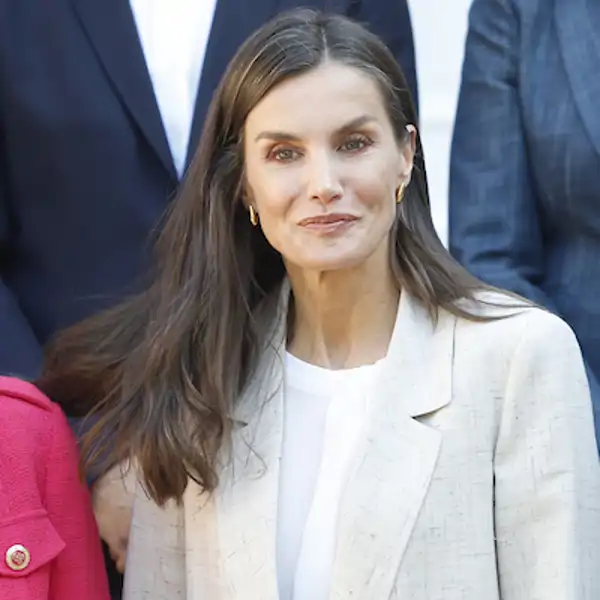 La Reina Letizia sorprende con el traje de lino de silueta oversize perfecto para la primavera