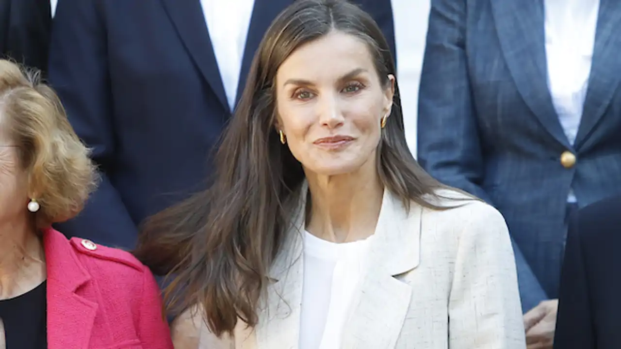 La Reina Letizia sorprende con el traje de lino de silueta oversize perfecto para la primavera