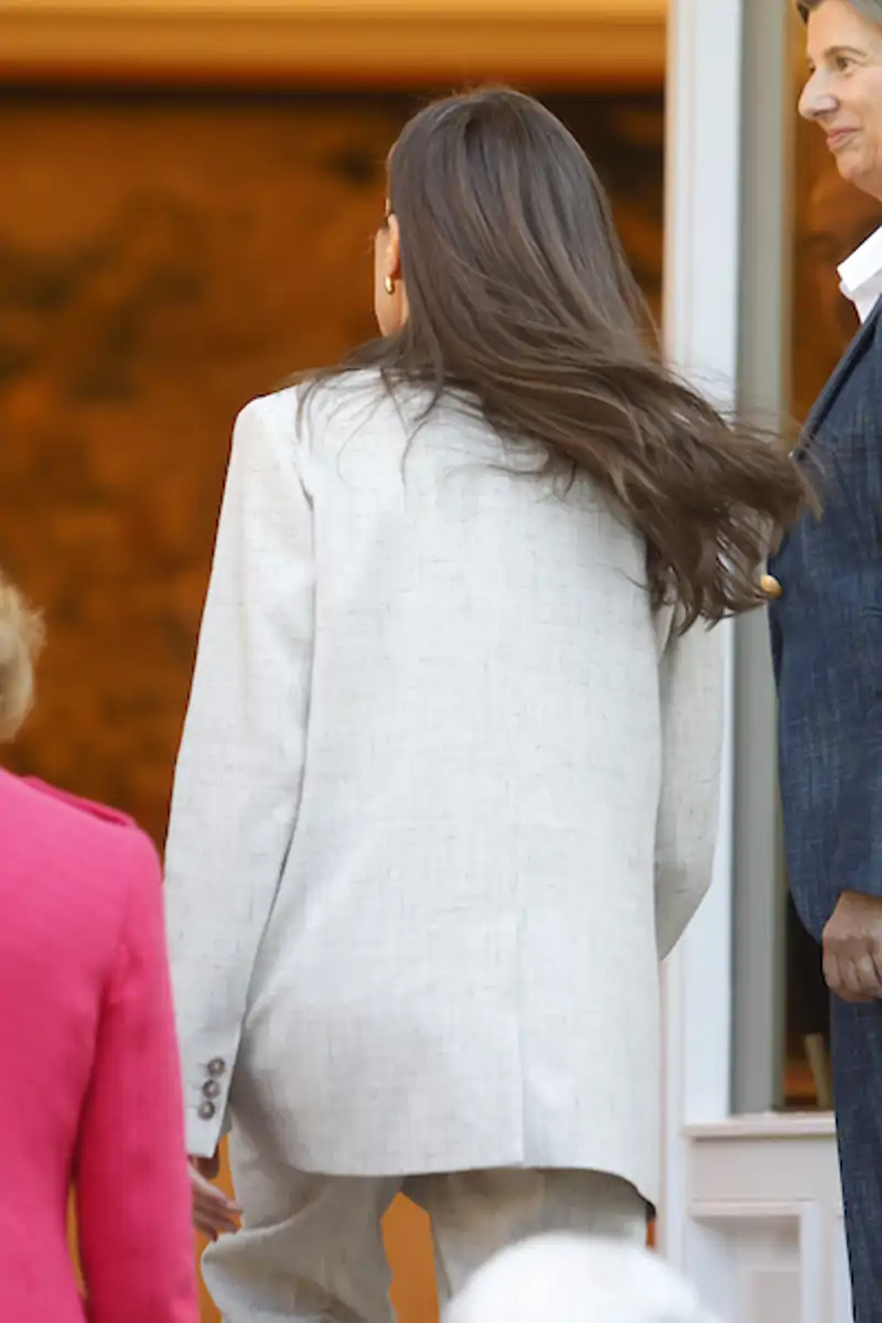 La reina Letizia, de espaldas, durante una reunión en Zarzuela