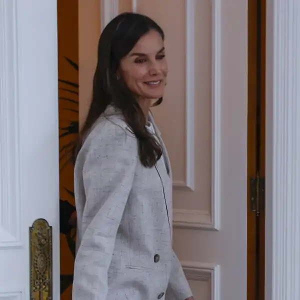 Javier Torregrosa, experto en comunicación no verbal, sobre la Reina Letizia en su último acto: "Son gestos de control y contención"
