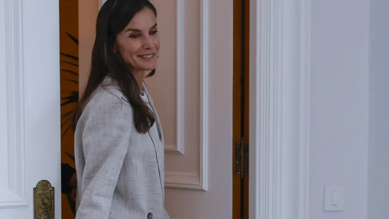Javier Torregrosa, experto en comunicación no verbal, sobre la Reina Letizia en su último acto: "Son gestos de control y contención"