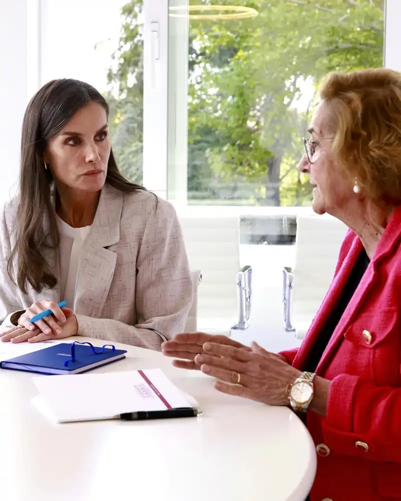 La Reina Letizia, muy atenta en su última reunión de trabajo. 