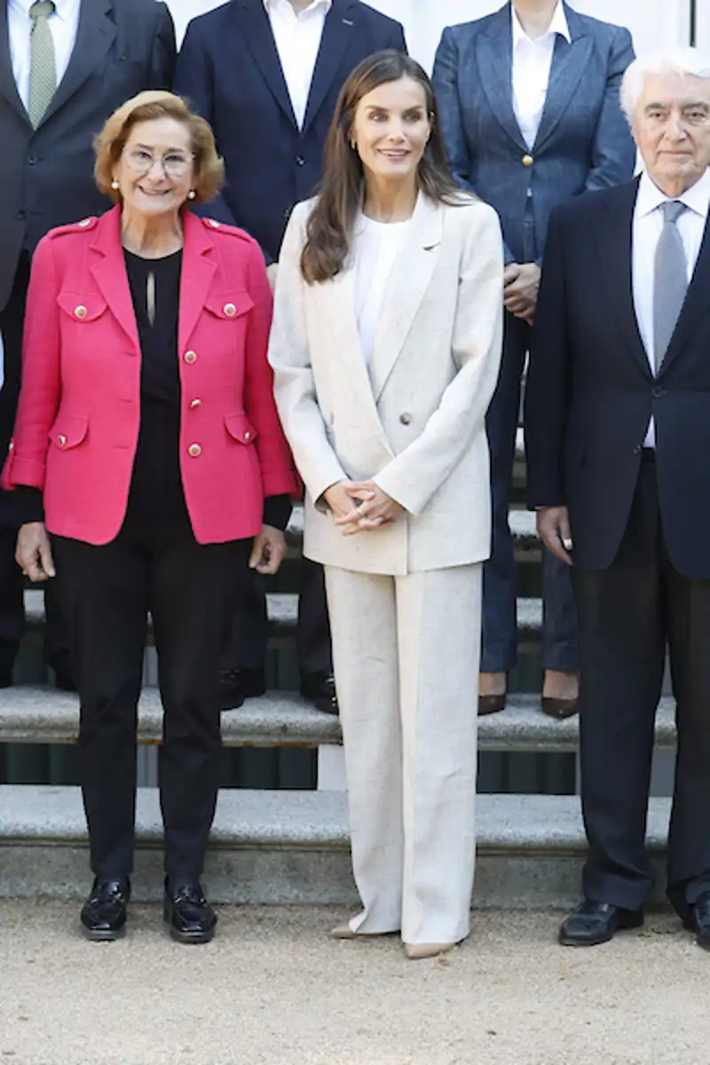 La reina Letizia se decanta por un traje lino de silueta oversize