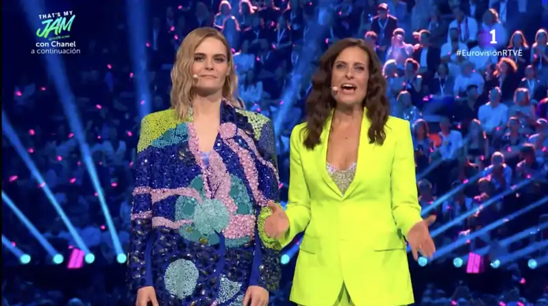 Las presentadoras Hazel Brugger y la cantante Sandra Studer