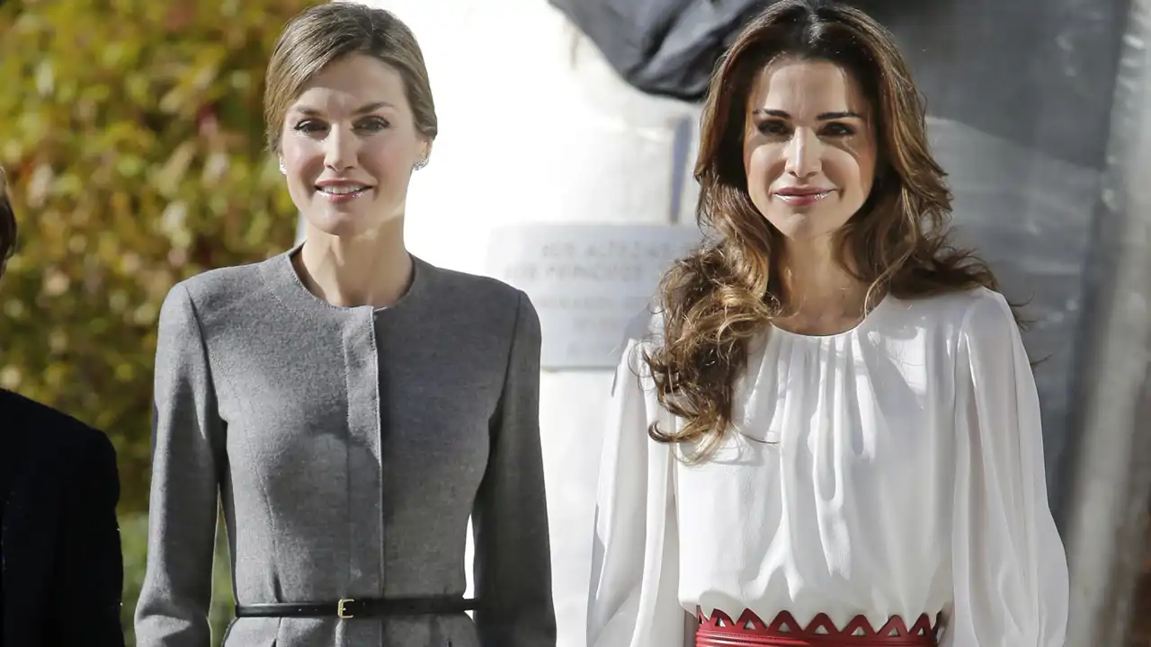 Acaba de llegar a Zara la versión chic veraniega del top-péplum con el que la Reina Letizia casi eclipsa a Rania de Jordania 