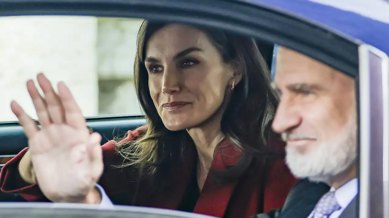 Los Reyes Felipe y Letizia en un coche
