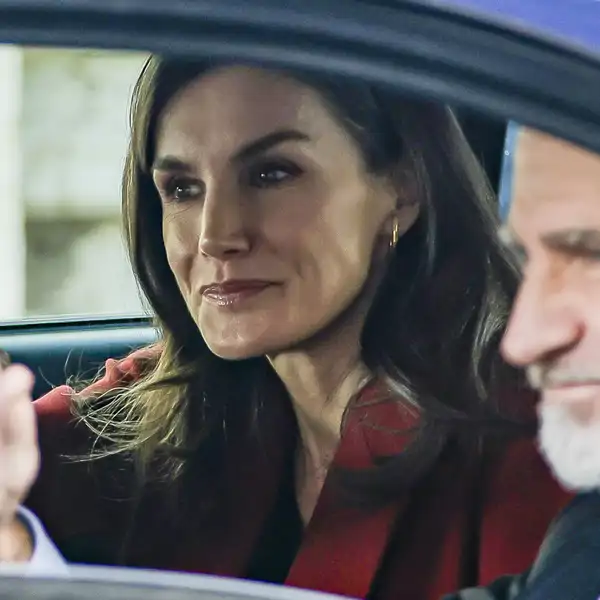 Los Reyes Felipe y Letizia en un coche