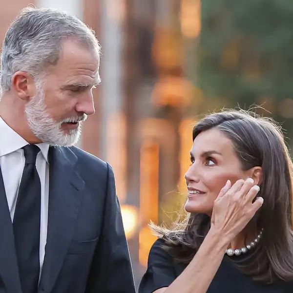 Los Reyes Felipe y Letizia vestidos de luto