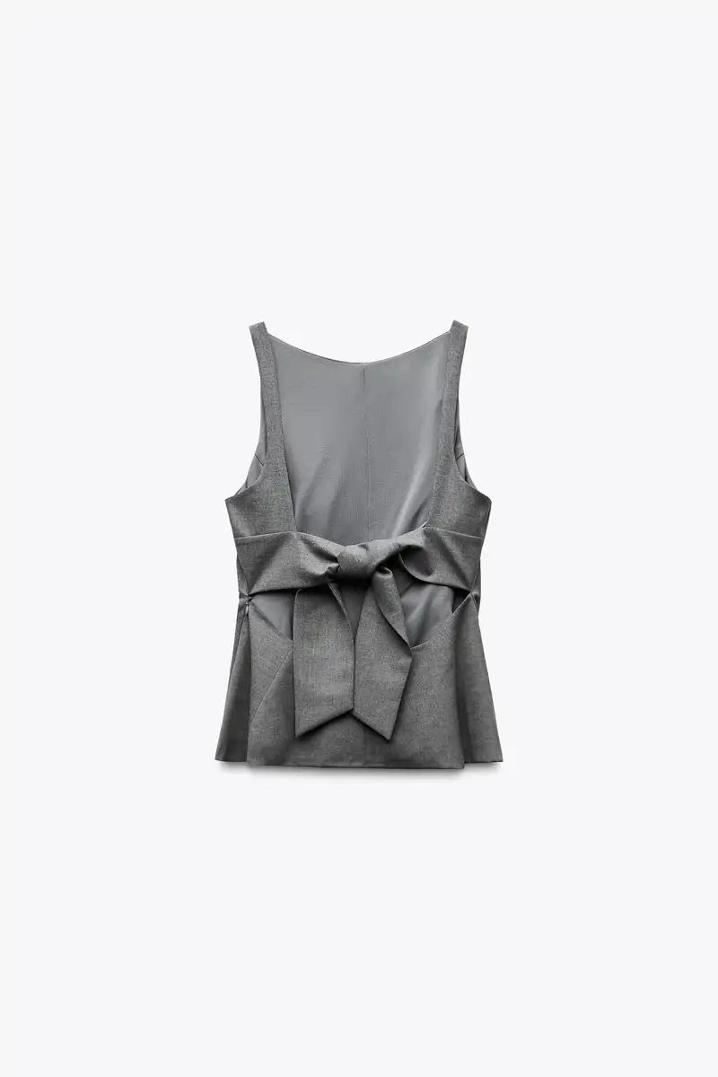 Top péplum lazada espalda abierta de Zara 25,95 euros 