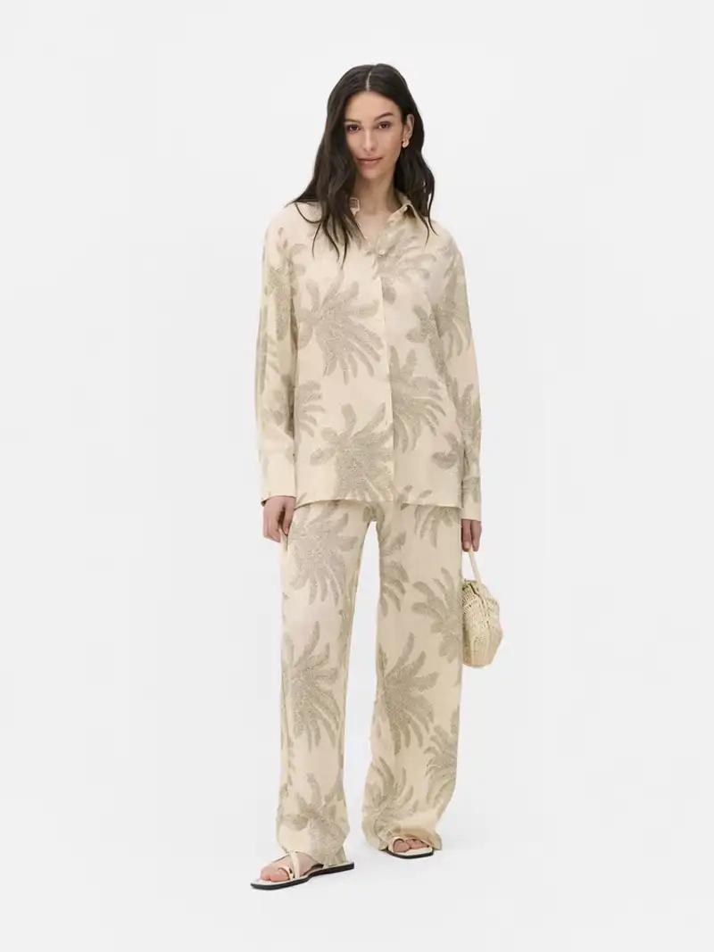 Camisa de satén con botones de Paula Echevarría x Primark 18 euros copia