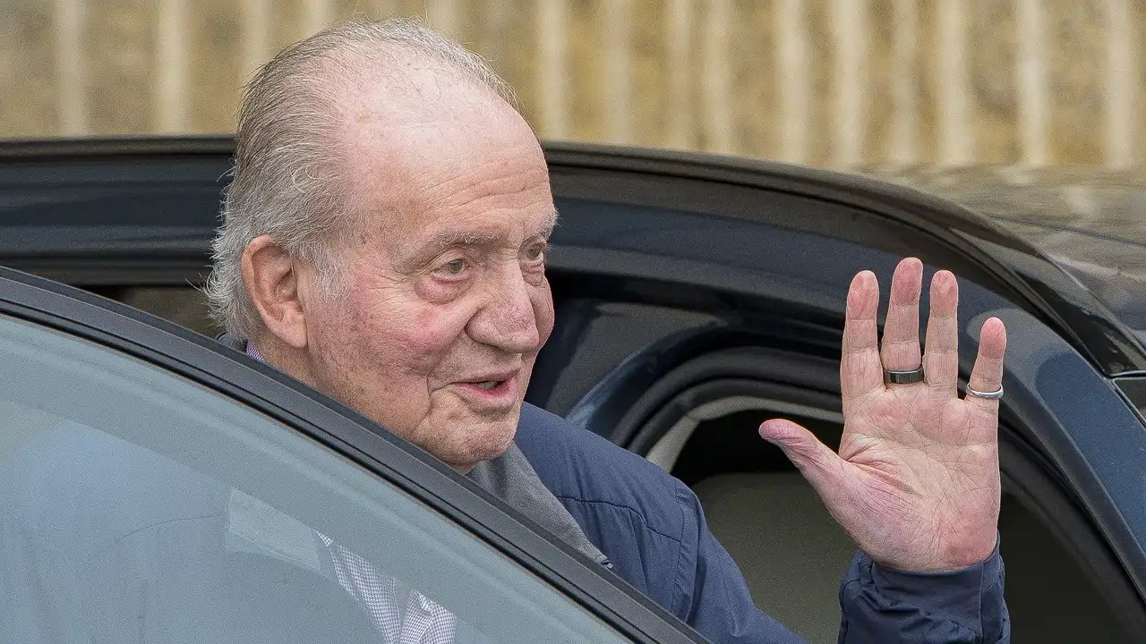 El Rey Juan Carlos saludando
