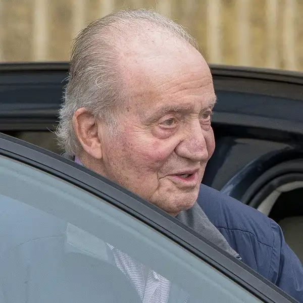 El Rey Juan Carlos saludando