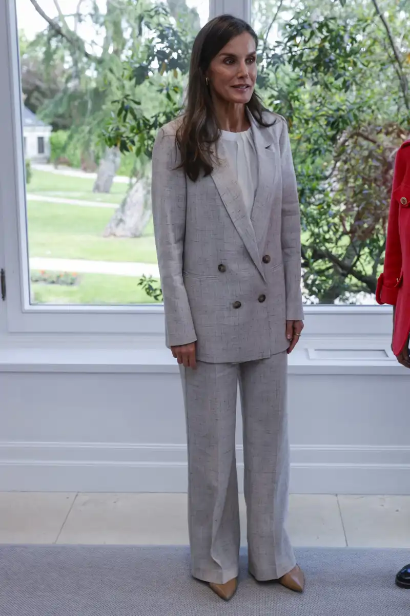 El traje de dos piezas jaspeado de Sézane que estrenó ayer la Reina Letizia 
