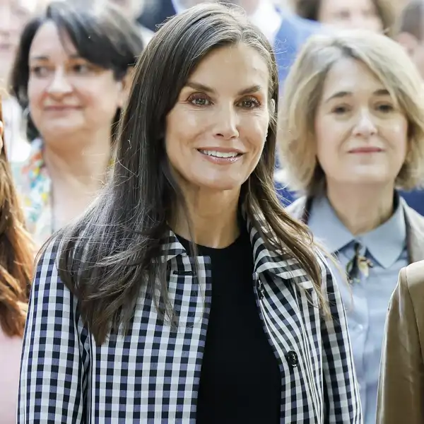 Encontramos en Shein por menos de 20 euros las nuevas Mary Janes de firma francesa que acaba de estrenar la Reina Letizia (y están a punto de agotarse)