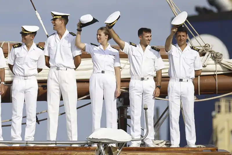 La Princesa Leonor junto a sus compañeros guardiamarinas