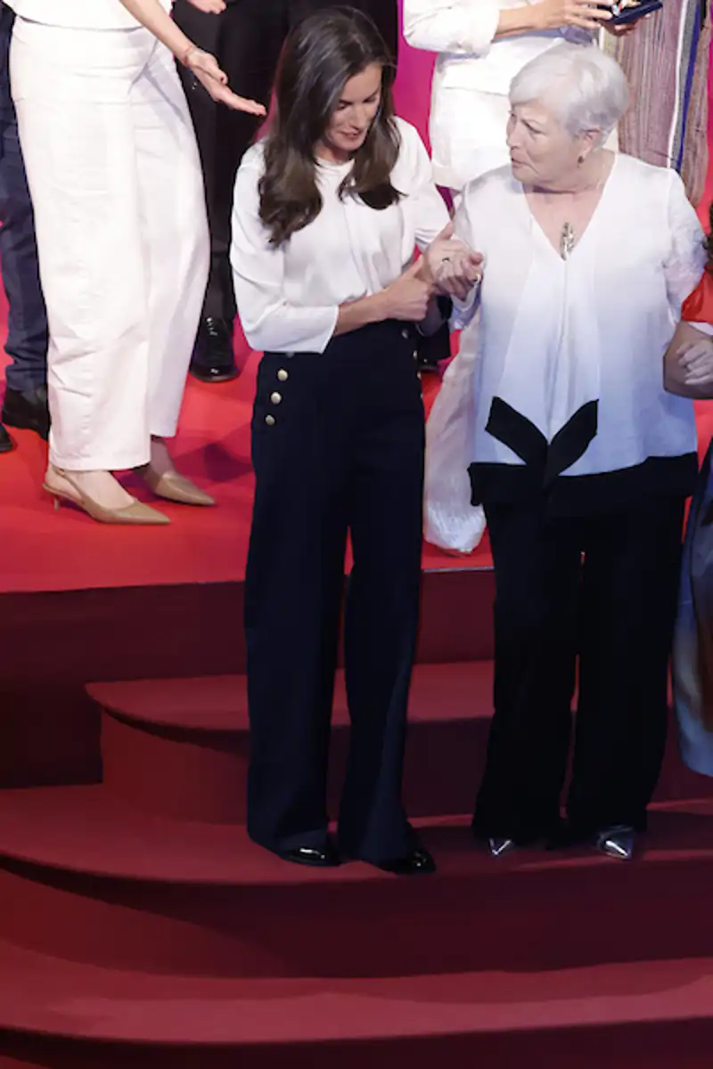 La Reina Letizia ayuda a una de las premiadas