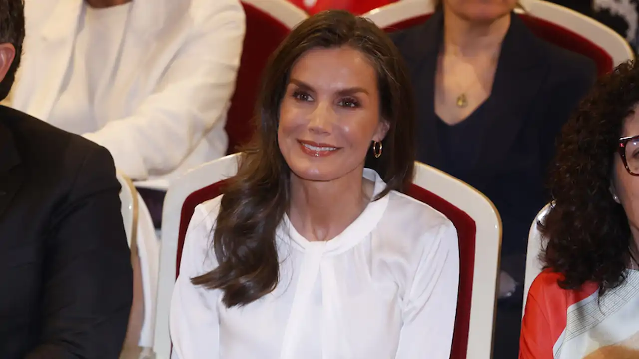 La Reina Letizia estrena en Murcia los pantalones marineros de la firma francesa que arrasa entre las pijitas 