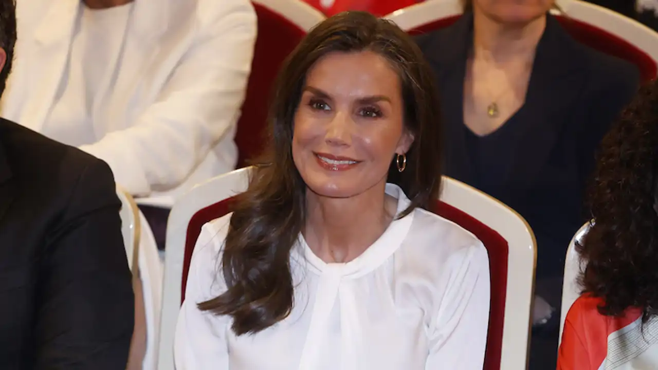 La Reina Letizia estrena en Murcia los pantalones marineros de la firma francesa que arrasa entre las pijitas 