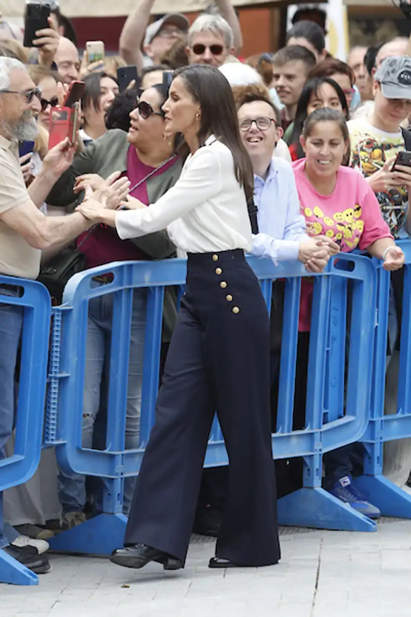 La Reina Letizia saluda en las inmediaciones del Teatro Romea de Murcia 
