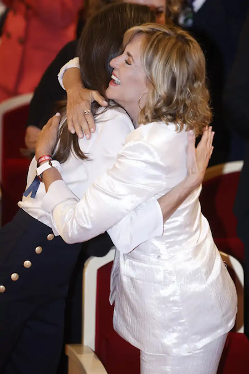 La Reina Letizia y Almudena Ariza se funden en un abrazo