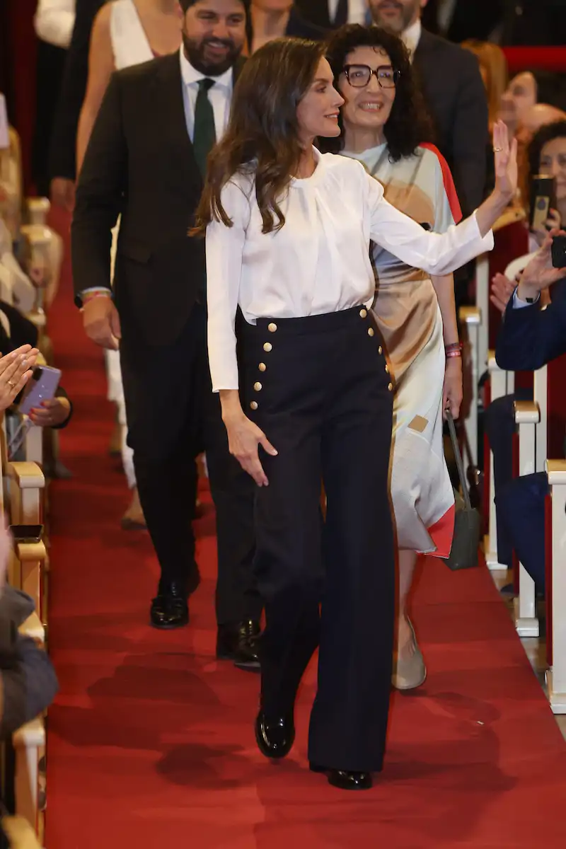 La Reina Letizia y su estilismo para asistir a su último acto en Murcia. 