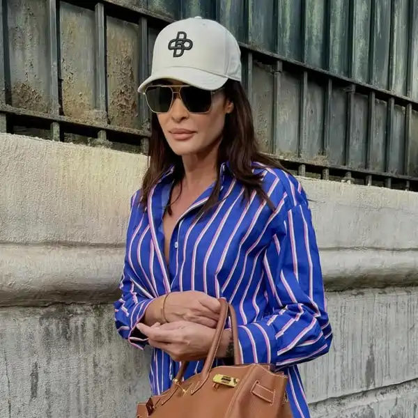 Las 5 camisas de rayas de Zara para llevar con los pantalones cigarette que triunfan entre las mujeres  más elegantes 