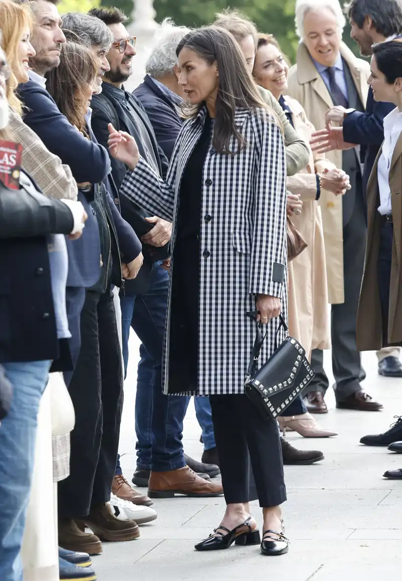 Los zapatos 'babies' destalonados de la Reina Letizia de su nueva firma favorita 