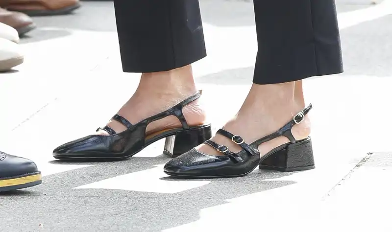 Los zapatos de Sézane con tiras y hebillas que han enamorado a la Reina Letizia y su doble low cost 