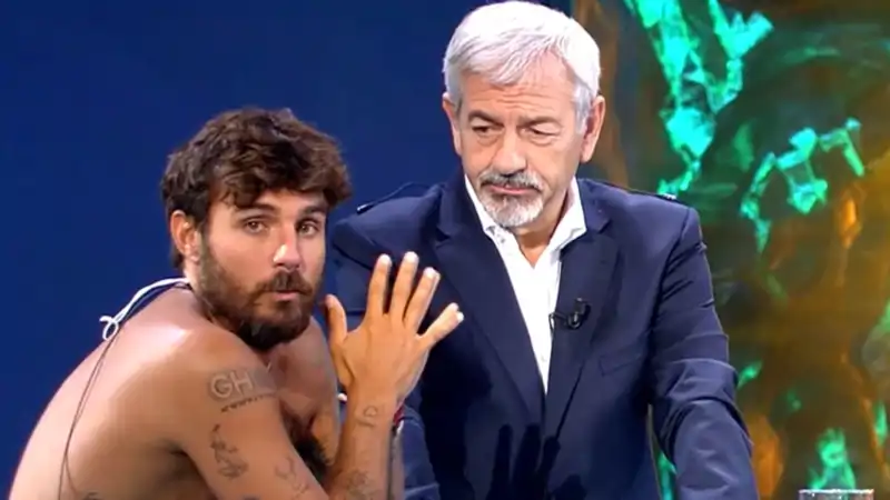 Manuel González viendo como su familia se marcha del plató de Supervivientes
