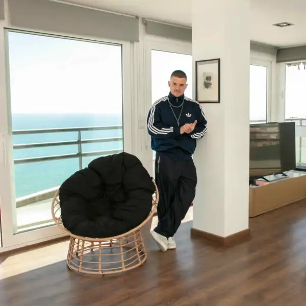 Arkano abre las puertas de su impresionante casa con espectaculares vistas: “Mi pareja me ha salvado la vida”