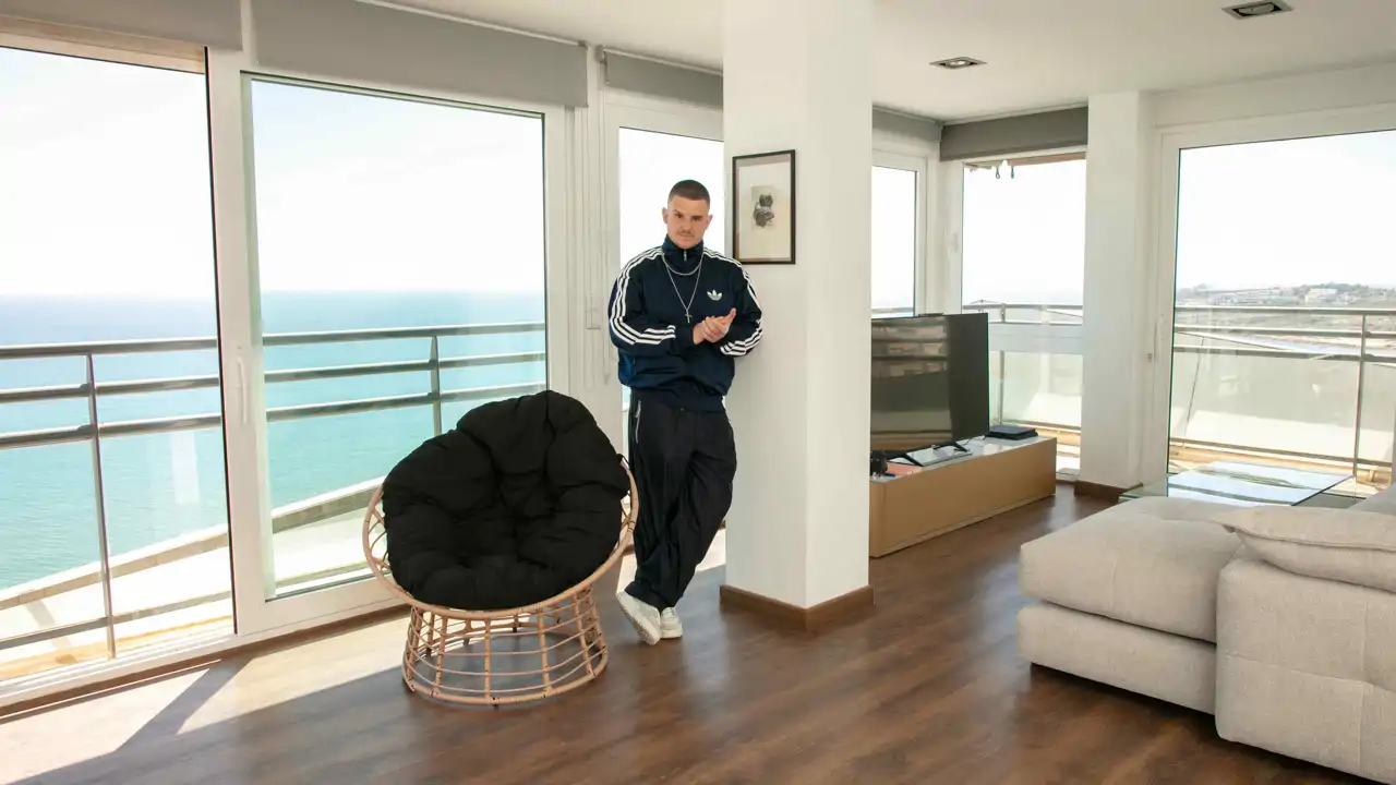 Arkano nos enseña en exclusiva las impresionantes vistas de su casa: “Mi pareja me ha salvado la vida”