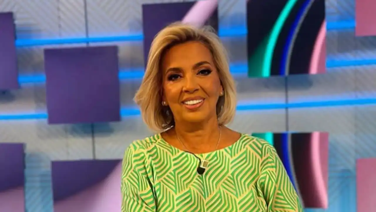 Carmen Borrego posa sonriente en un plató