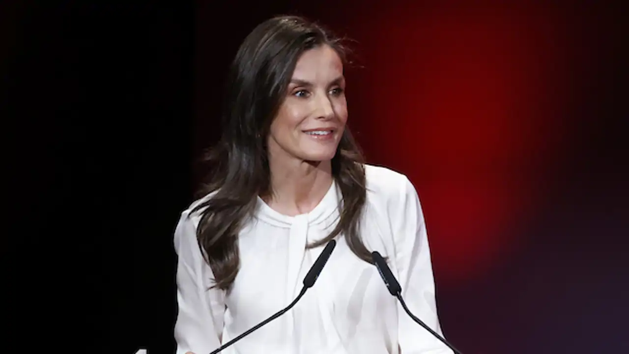La Reina Letizia estrena los pantalones de la firma francesa que arrasa entre las pijitas para su visita a Murcia