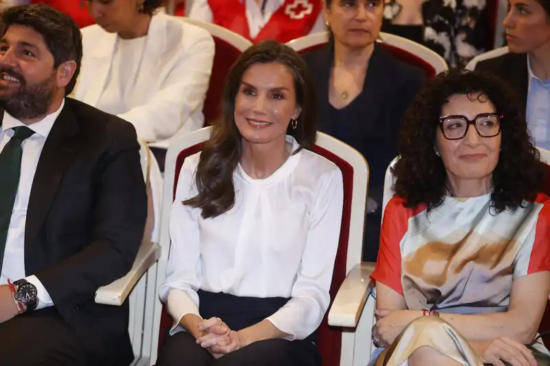 La Reina Letizia estrena en Murcia los pantalones marineros de la firma francesa que arrasa entre las pijitas 