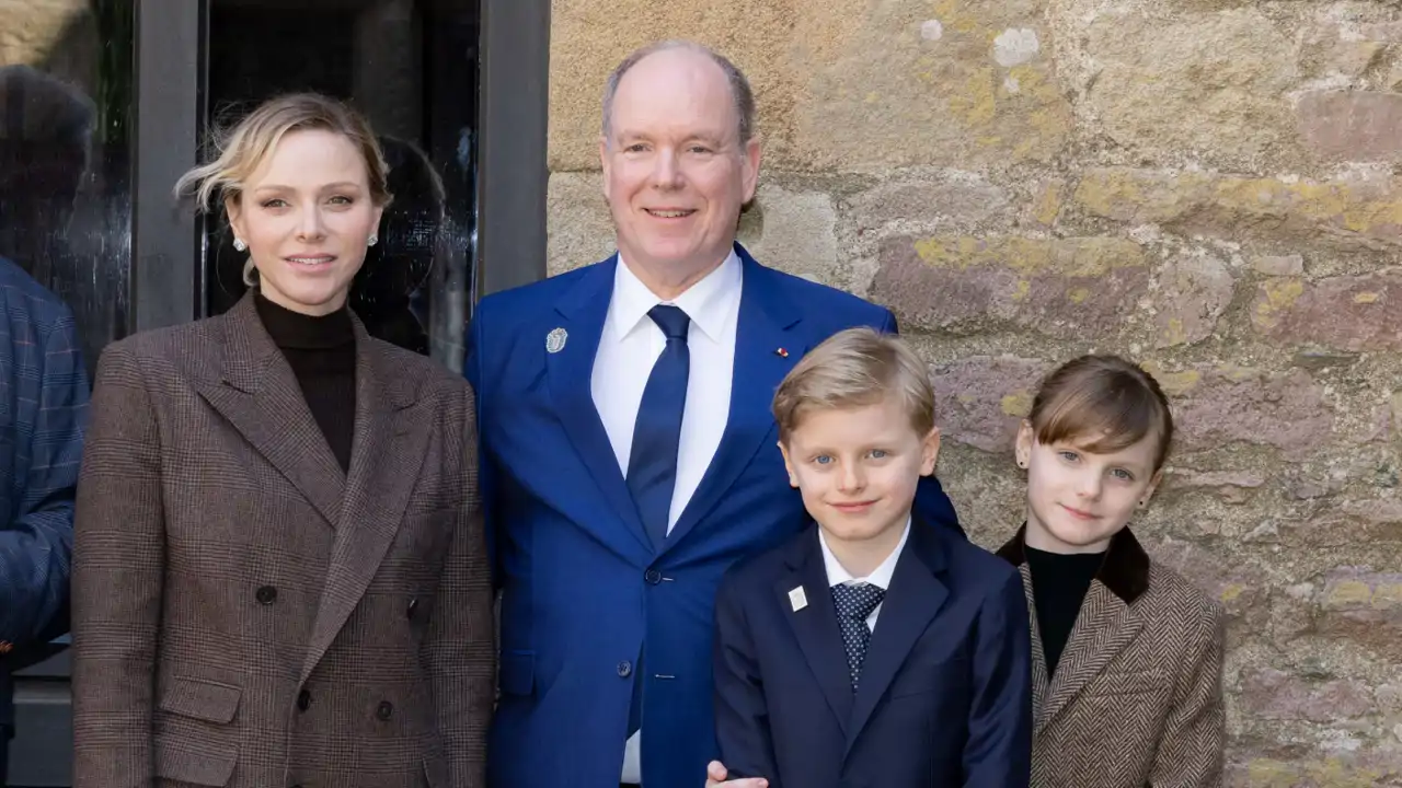 Alberto y Charlene de Mónaco con sus hijos