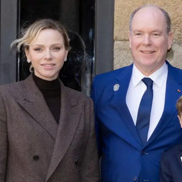 Alberto y Charlene de Mónaco con sus hijos