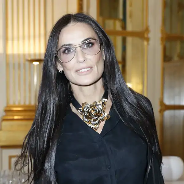 Kuki Giménez, maquilladora: “Si la montura de tus gafas es de un color llamativo, es mejor que el color de labios sea transparente o nude”