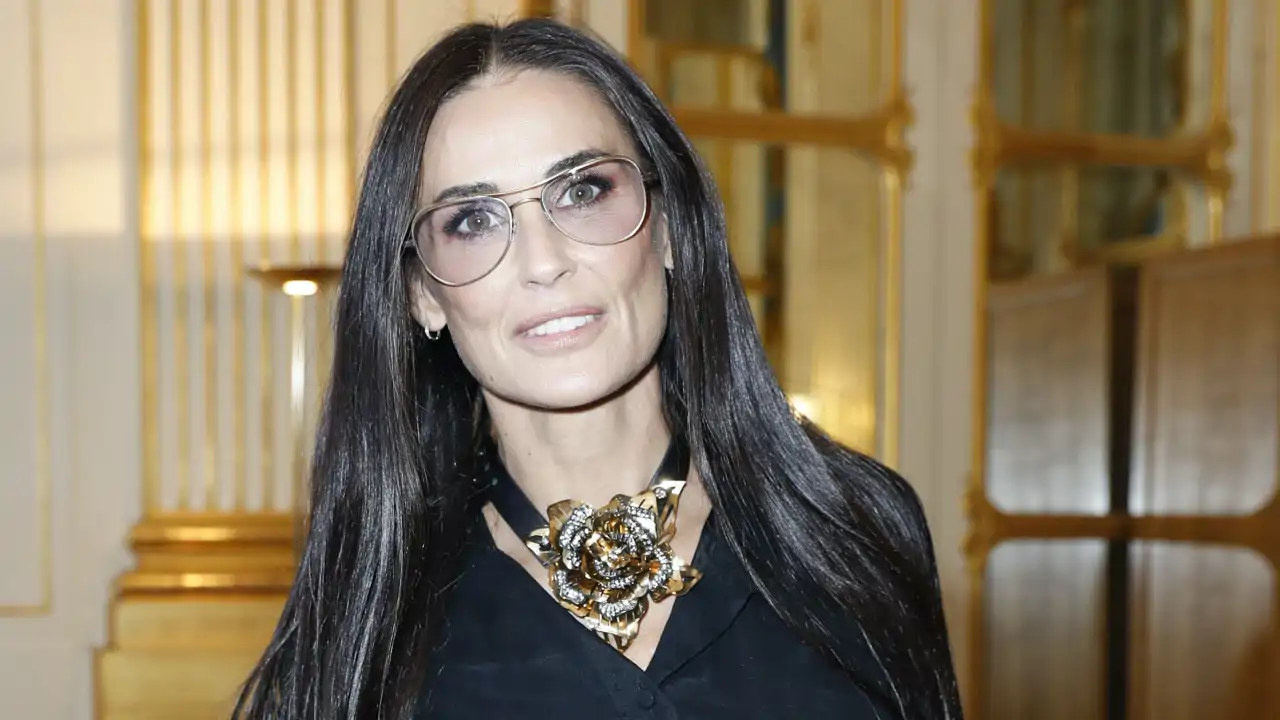Kuki Giménez, maquilladora: “Si la montura de tus gafas es de un color llamativo, es mejor que el color de labios sea transparente o nude”