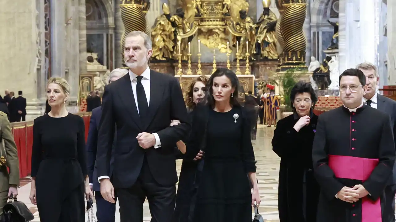 Don Felipe y Doña Letizia en el funeral por el Papa Francisco