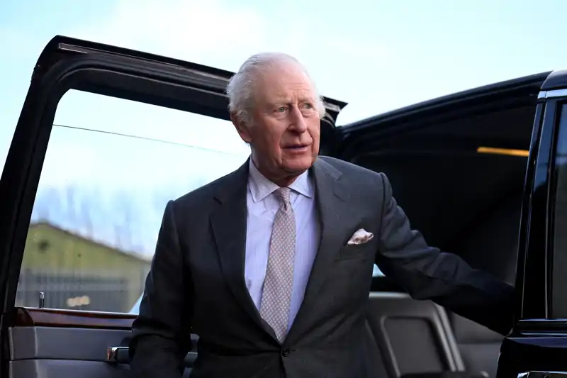 El Rey Carlos III sale de su coche
