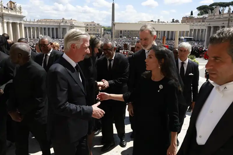 Los Reyes Felipe y Letizia saludando al Rey Felipe de Bélgica en el funeral del Papa Francisco