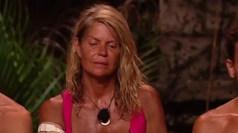 Makoke escuchando a Terelu en Supervivientes. 