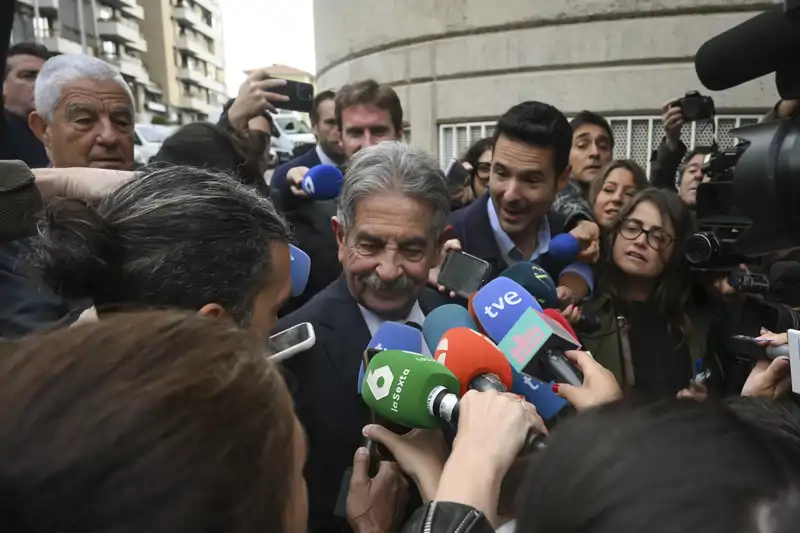 Miguel Ángel Revilla en el acto de conciliación celebrado en Santander
