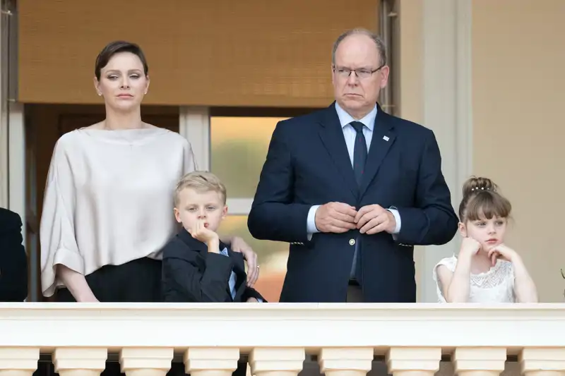 Príncipe Alberto de Mónaco y Princesa Charlene, con sus dos hijos