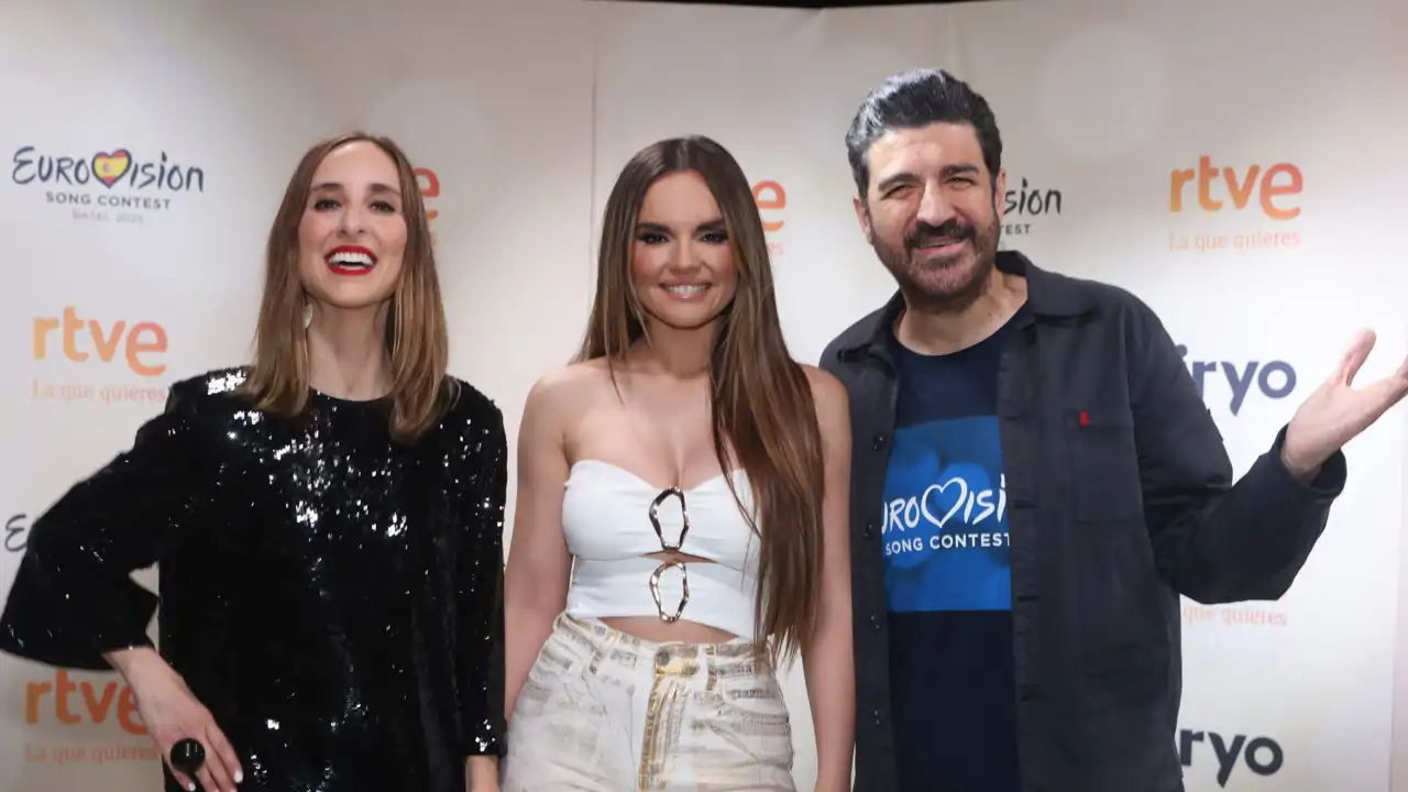 Julia Varela y Tony Aguilar junto a Melody, representante de España en Eurovisión 2025