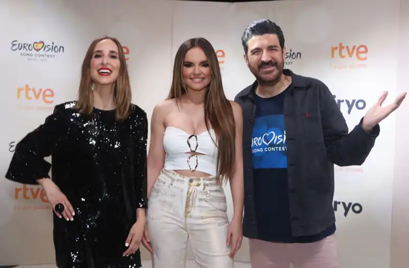 Julia Varela y Tony Aguilar junto a Melody, representante de España en Eurovisión 2025